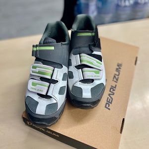 Pearl Izumi cycling shoes. Size 39 Euro. Size 7.